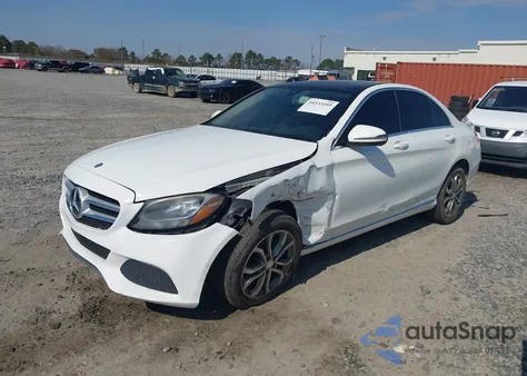 2016 Mercedes-Benz C 300 4Matic z USA, uszkodzony, nr VIN 55SWF4KB7GU174978